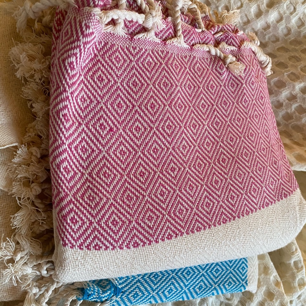 2 bath towels pink and dark blue